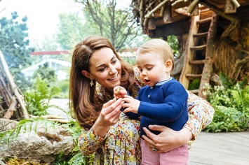 Кейт Миддлтон и принц Уильям с детьми в саду дикой природы в Челси
