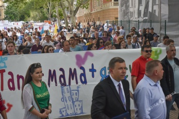 «Крепкая семья - сильная страна»: в Одессе прошло масштабное шествие в поддержку семейных ценностей (фото)