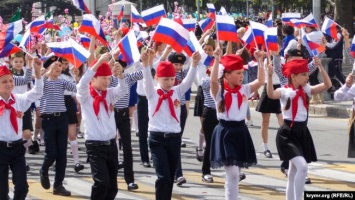 «Русский мир» в Крыму: военная техника и дети в камуфляже