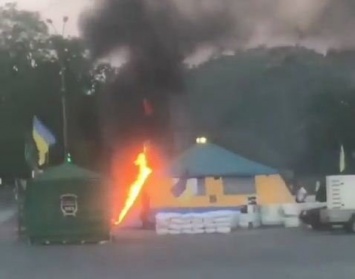 В сети появилось видео горящей волонтерской палатки на площади Свободы