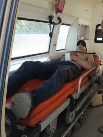 Под Мариуполем пограничники спасли раненого беглеца из "ДНР", - ФОТО