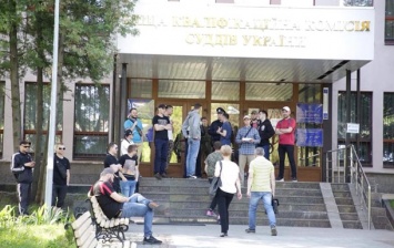 В Киеве неизвестные заблокировали здание квалификационной комиссии судей