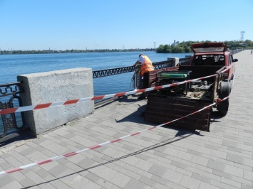 На Набережной Днепра продолжают восстанавливать ограду
