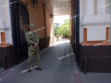 В исполкоме официально прокомментировали, зачем люди в военной форме организовали охрану здания мэрии в Мелитополе