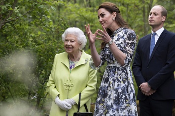 Кейт Миддлтон провела для королевы Елизаветы II экскурсию по саду