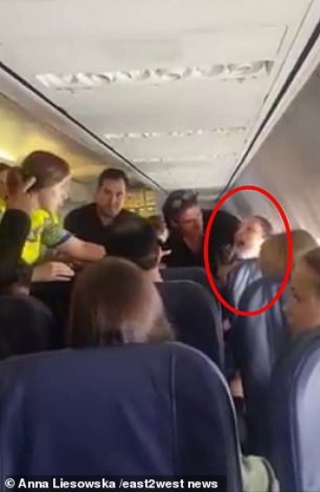 Пьяная украинка в самолете побила пассажиров и бортпроводников. ВИДЕО