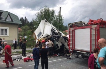 Во Львовской области грузовик протаранил три авто: есть погибшие