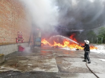 Черный дым и пламя: под Днепром сгорел крупный склад