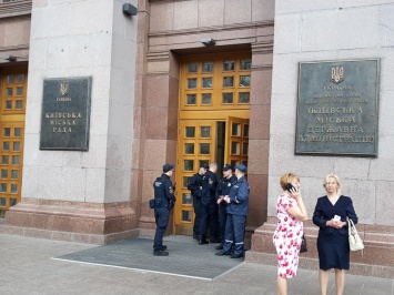 "Кличко под шумок документы уничтожит..." Из здания мэрии Киева эвакуируют людей. Фото