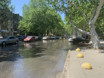 Из-за аварий на водопроводе в двух районах Одессы затопило улицы: несколько кварталов остались без воды