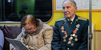 Психолог посоветовала москвичам не уступать места пожилым людям в метро