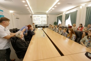 Мэр Днепра Борис Филатов вместе со скаутами города встретился с бывшими политическими заключенными