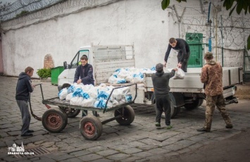 Священники передали заключенным Одесского СИЗО почти тысячу пакетов с едой