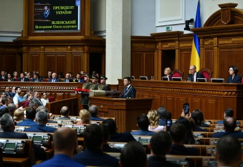 Главное за ночь: референдум Зеленского, "битва" Коломойского с НБУ и нападение на депутата