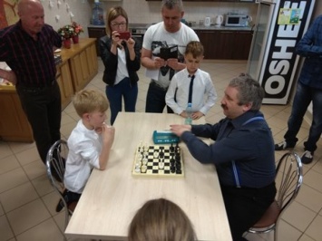 Незрячий гроссмейстер из Львова покорил сеансом одновременной игры польских шахматистов