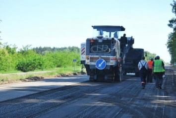 Возле Чернигова на "гомельской" трассе начали ремонтировать асфальт