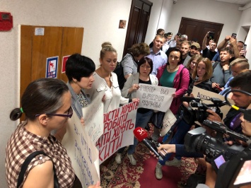 Активисты и депутаты не нашли на рабочих местах мэра и секретаря Кривого Рога