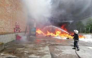 Пожар на Днепропетровщине: сотрудники ГСЧС тушили склад