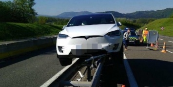 Электромобиль Tesla Model X «встала на рельсы» против своей воли