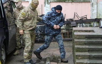 Суд в РФ оставил под арестом еще восемь украинских моряков