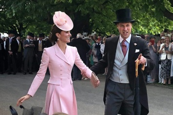 Как звезды мюзикла: в сети обсуждают "самое романтичное" фото Кейт Миддлтон и принца Уильяма с садовой вечеринки