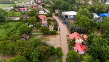 В Польше непогода повалила деревья и подтопила дома