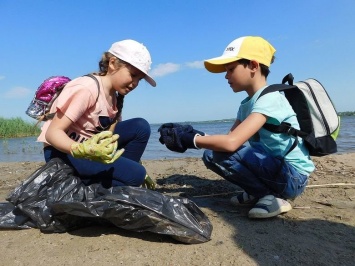 Всей семьей против пластика: Энергетики ДТЭК Кураховской ТЭС убрали мусор на берегу водохранилища
