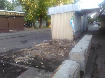 В Киеве ночью демонтировали МАФы возле метро Житомирская