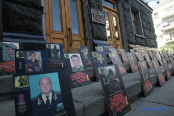 Под АП пришли вдовы погибших бойцов с требованием не допустить примирения с Россией