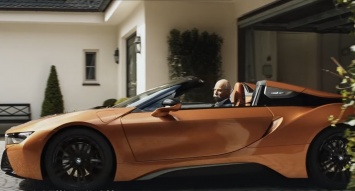BMW оригинально поздравили главу Mercedes с выходом на пенсию (видео)