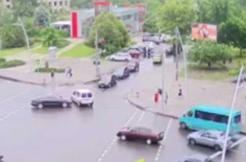 Момент аварии возле "Укртелекома" попал на видео