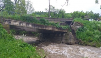 Стихийное бедствие на Закарпатье: потоком воды школьника смыло в реку (Фото/Видео)