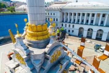 В Киеве начали очищать Стелу Независимости. Фото, видео