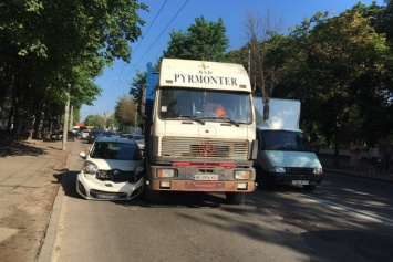 В Днепре на проспекте Нигояна «притерлись» грузовик и Citroen: образовалась пробка
