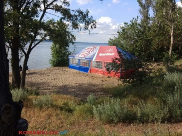 На недавно открытом пляже «Чайка» в Корабельном районе установили пивную палатку (ФОТО)