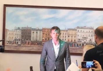 Во Львове заместителя Садового обвинили в незаконной раздаче квартир и облили краской