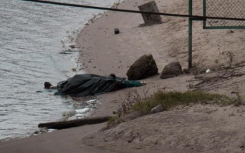 На побережье запорожского курорта выбросило труп мужчины: Стали известны подробности (ФОТО)