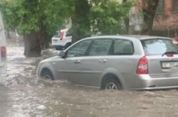 Проливные дожди превратили Херсон в Венецию. ВИДЕО