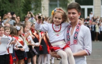 Последний звонок в Днепре: Борис Филатов поздравил школьников