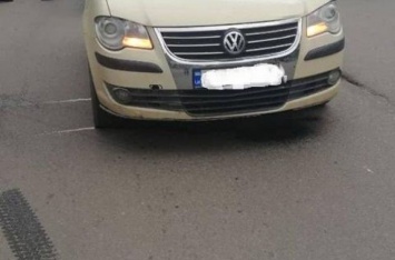 На Прикарпатье пенсионерка кинулась под колеса проезжающего мимо автомобиля