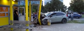 В Днепре Subaru на скорости влетел в остановку: пострадала женщина