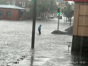 Харьков затопило и засыпало градом. Появились фото и видео последствий стихии