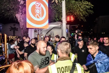 Активисты не смогли сорвать концерт в «Ибице» (фото)
