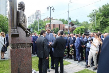 В Киеве открыли памятник азербайджанскому поэту и мыслителю Имадеддину Насими