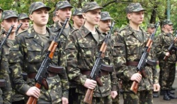 Украинцы требуют отменить срочную службу в армии
