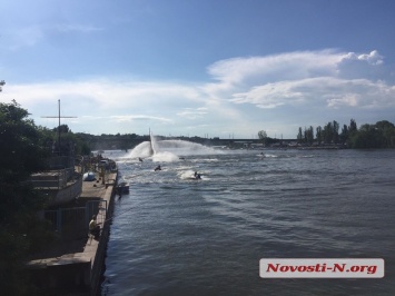 В Николаеве стартовал «River FEST»: по реке проходит парад на воде