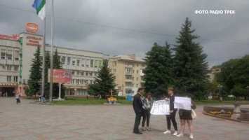 В Ровно двух человек с плакатами о Зеленском забрали в полицию за несанкционированный митинг