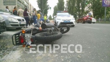 В Киеве произошла авария с участием мотоциклиста, виновник ДТП скрылся
