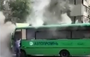 Пожар в Днепре: на проспекте Героев загорелась маршрутка