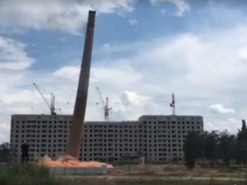 Видеофакт: в Харькове взорвали заводскую трубу